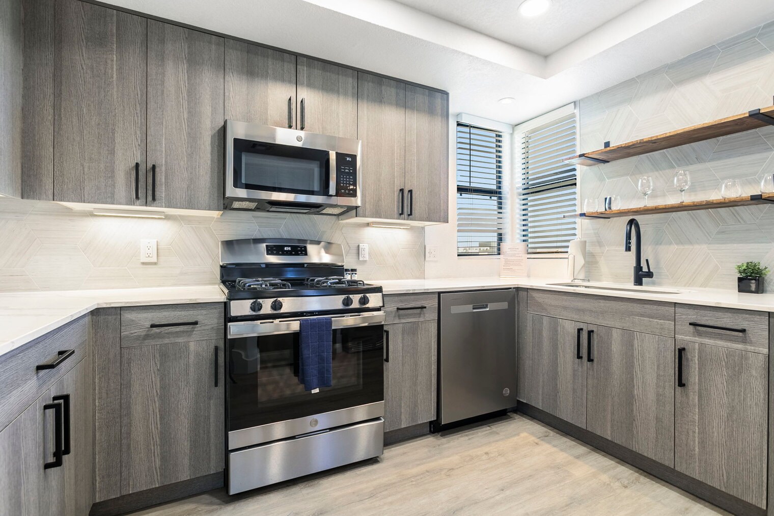 Building Photo - 15608 N 71st St