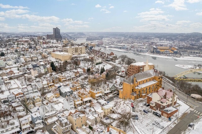 Building Photo - 131 Ulysses St