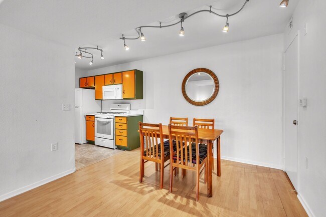 Building Photo - 2 Bedroom/2 Bathroom Condo in Quiet Gated Community- Centrally Located!!