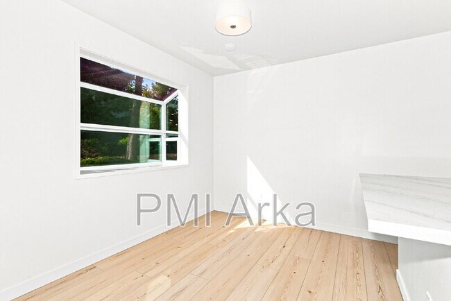 Building Photo - 9800 Roosevelt Way NE
