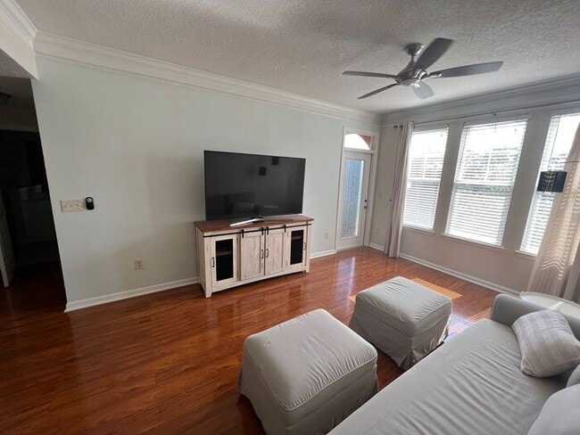 Building Photo - 1BR Condo w/ Lake View + Covered Parking in Town Center