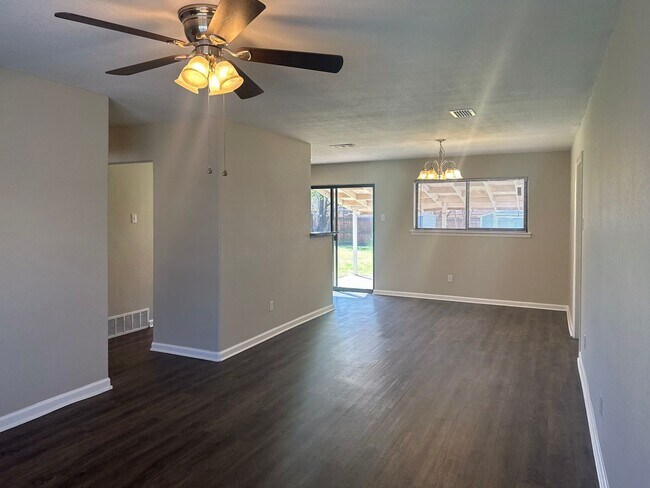 Building Photo - 4 Bedroom / 2.5 Bath Home