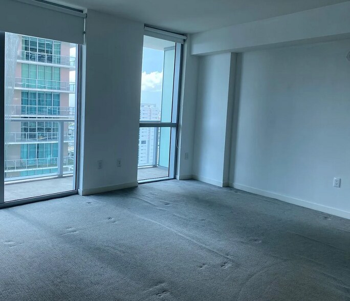 Building Photo - 1100 S miami Ave