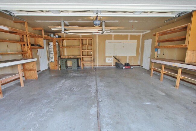 Building Photo - Clean & Move-In Ready Single-Level Home