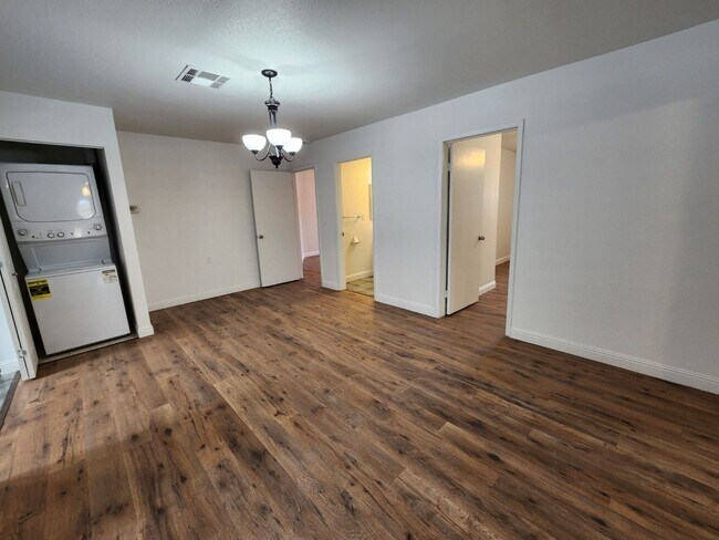 Building Photo - Renovated Beauty with a full-service Casita