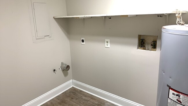 Building Photo - 2 bedroom 1 bath duplex