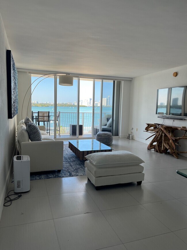 Building Photo - 10350 W Bay Harbor Dr