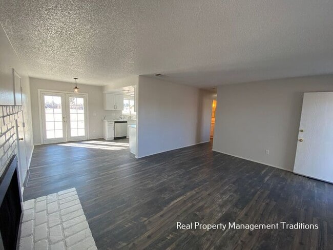 Building Photo - Lake Los Angeles 3 + 2 with HUGE yard!