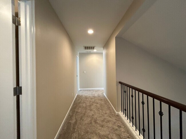 Building Photo - Gorgeous 4 Bed, 2.5 Bath Tuscany Home!