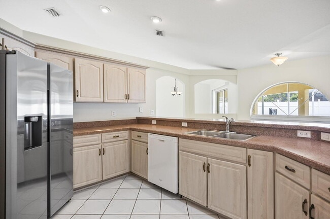 Building Photo - Palm Harbor Pool Home