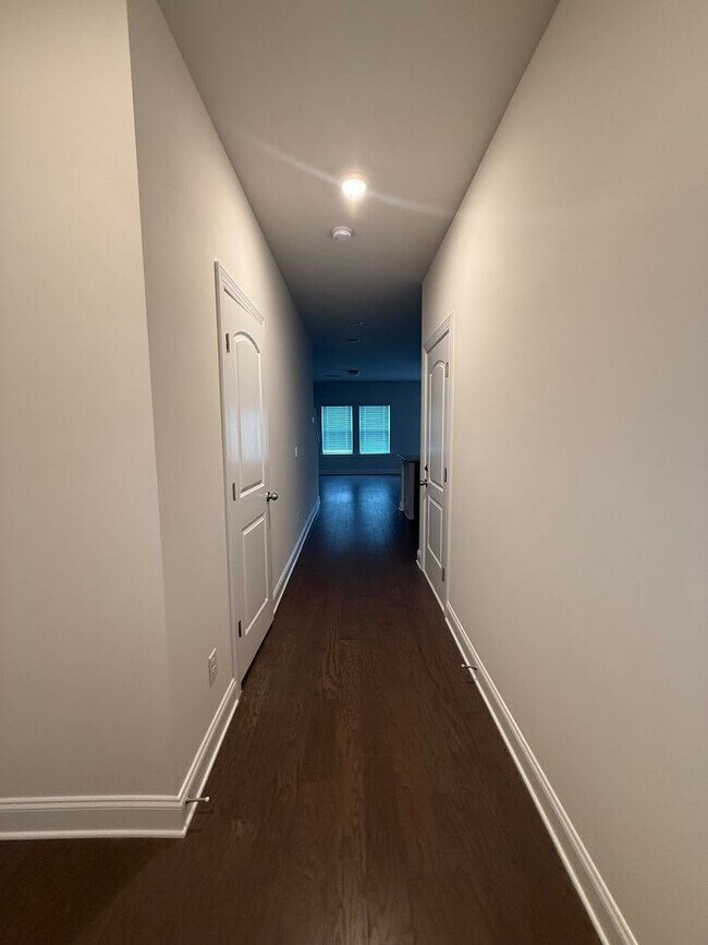 Building Photo - Three Bedroom Townhome Close to Columbia S...