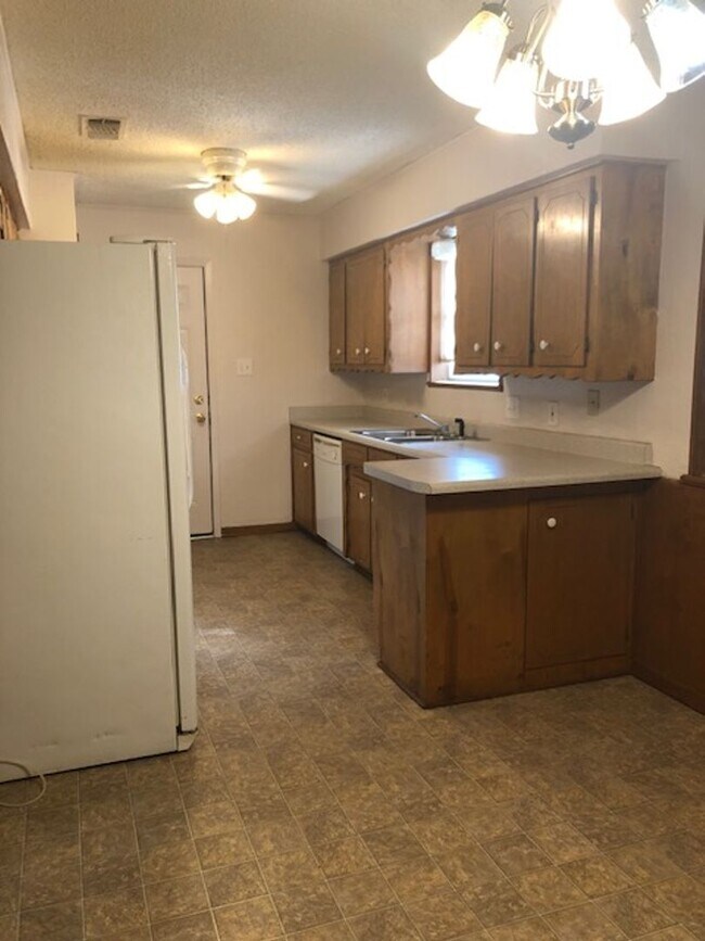 Building Photo - 1208 Alpine Dr