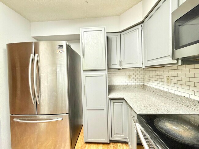 Building Photo - 101 W Del Mar Blvd