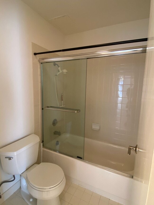 Building Photo - One Bedroom Condo Available in Watergate Community/Emeryville!