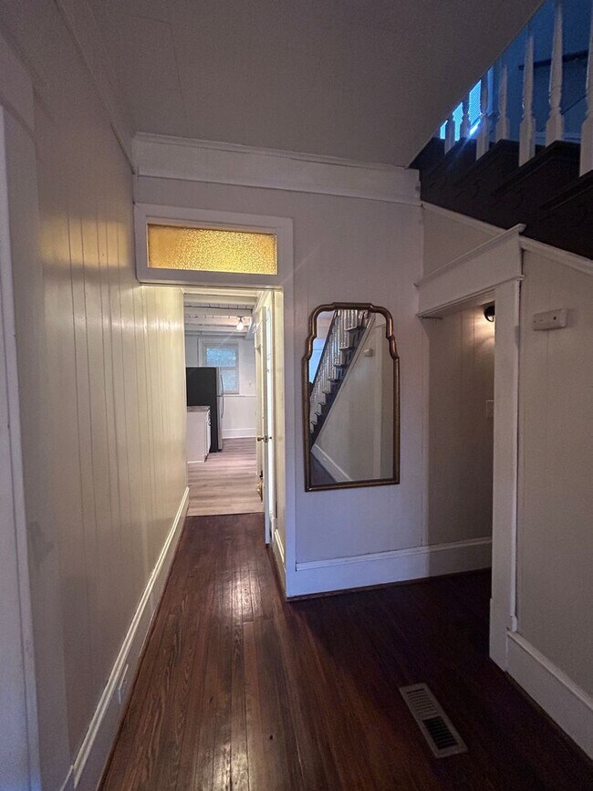 Building Photo - Spacious 3 BR home, Minutes to Medical Cen...