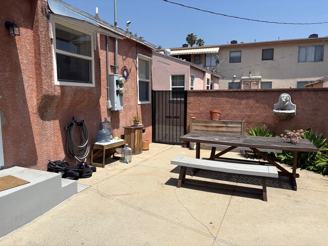 Building Photo - 1208 E Lexington Dr
