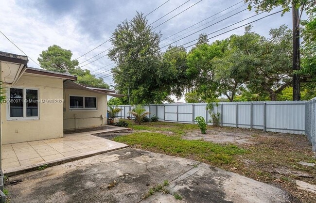 Building Photo - 5551 SW 37th St
