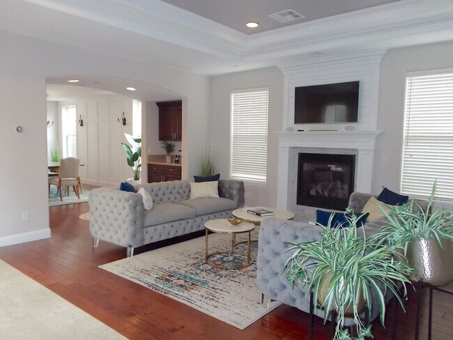 Building Photo - Spacious 4 Bed / 5 Bath Two-Story Home wit...