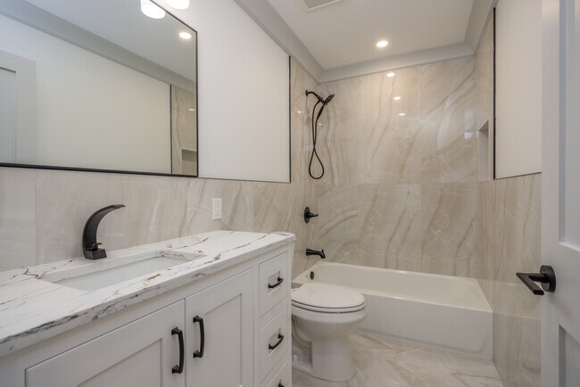 Building Photo - 7 Victoria Ln