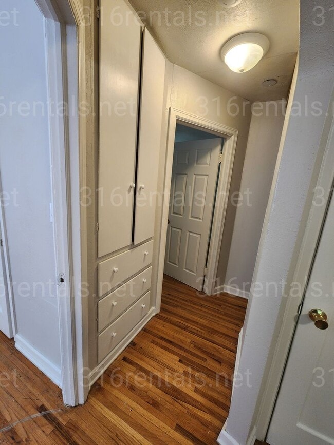 Building Photo - $975- 3 bedroom / 1 bathroom - Single Fami...