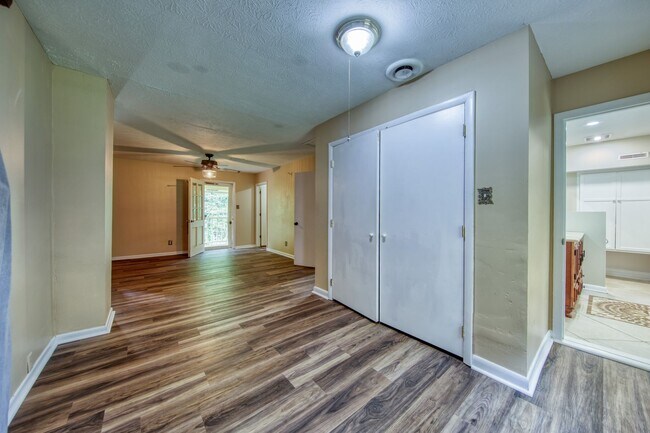 Building Photo - 105 Newton Ln