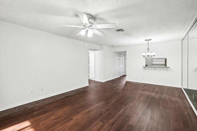 Building Photo - 12012 Greenway Cir S