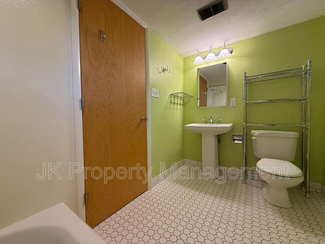 Building Photo - 1015 Carlos Dr