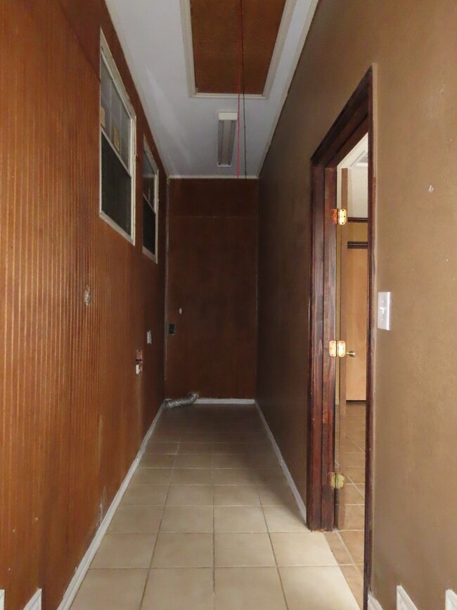 Building Photo - Quaint West Side  3 bedroom 2 Bath Home!