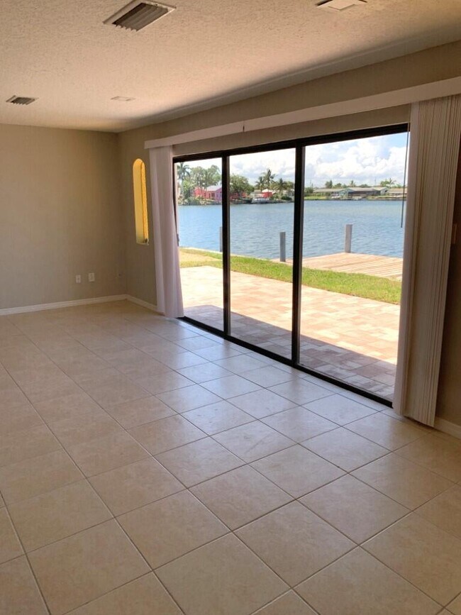 Building Photo - 560 Paula Ave