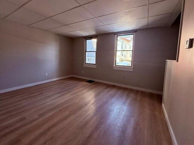 Building Photo - 32 Cherry St