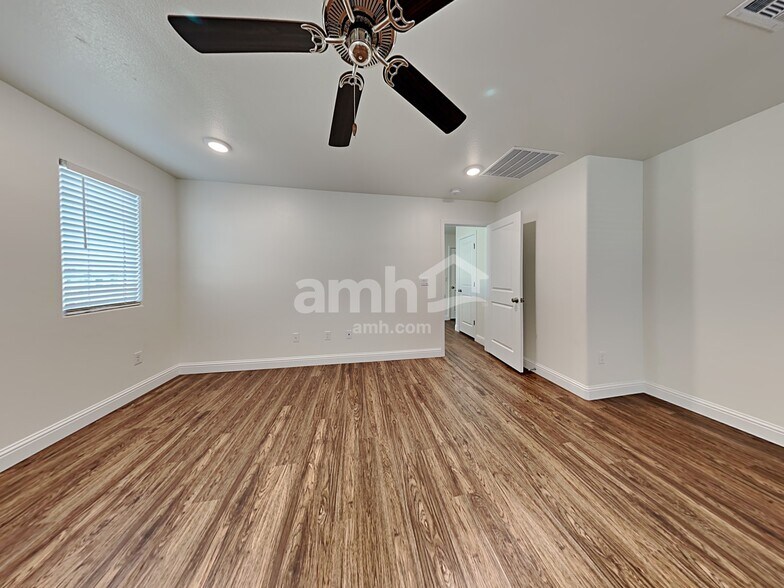 Building Photo - 724 Terrain Star Ave
