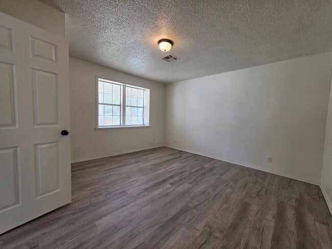 Building Photo - 3 bedroom home in Shawnee!