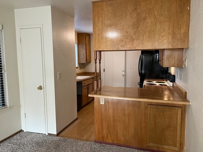 Building Photo - Single story condo located in Cedarbrook's Gated Community!