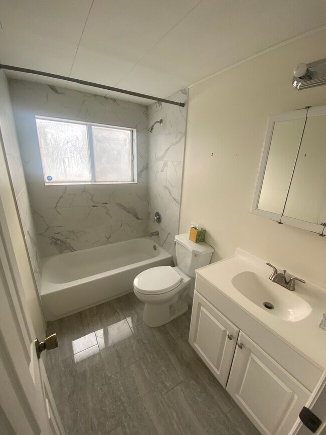 Building Photo - 3 bed, 1 Bath St. Petersburg FL