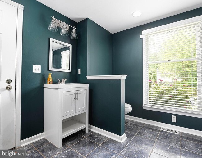 Building Photo - 703 E Broadway