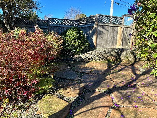 Building Photo - 1 Bedroom, 1 Bath Duplex – Sunny McKinleyville