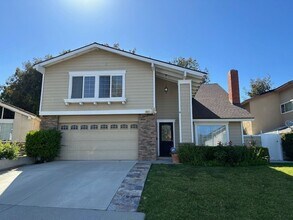 Building Photo - Stunning Newbury Park Home in model condit...
