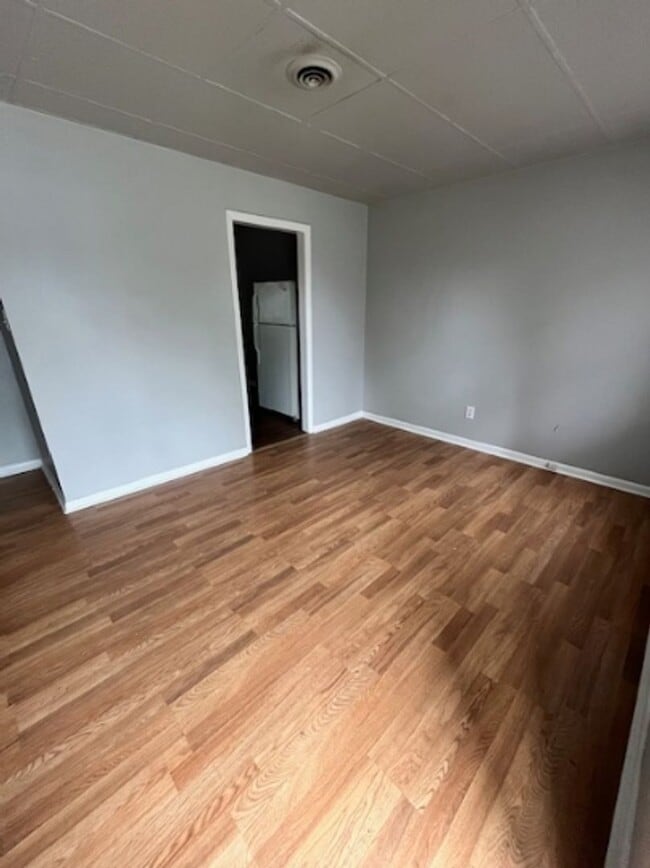 Building Photo - 304 Ashwood Dr