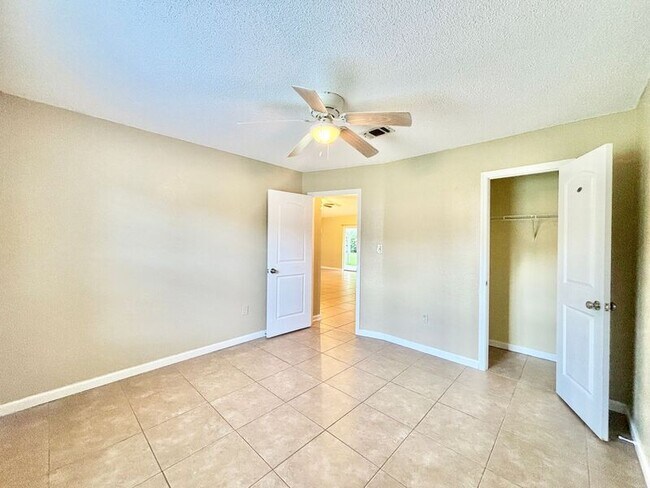 Building Photo - 1437 Little Creek Dr