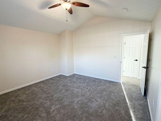 Building Photo - Exceptional 3-bedroom, 2.5-bathroom end unit townhouse located in Arvada