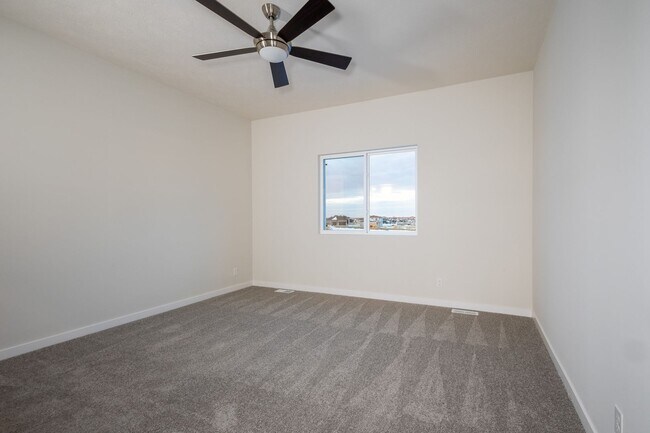 Building Photo - Beautifully Built 4 Bed Duplex!