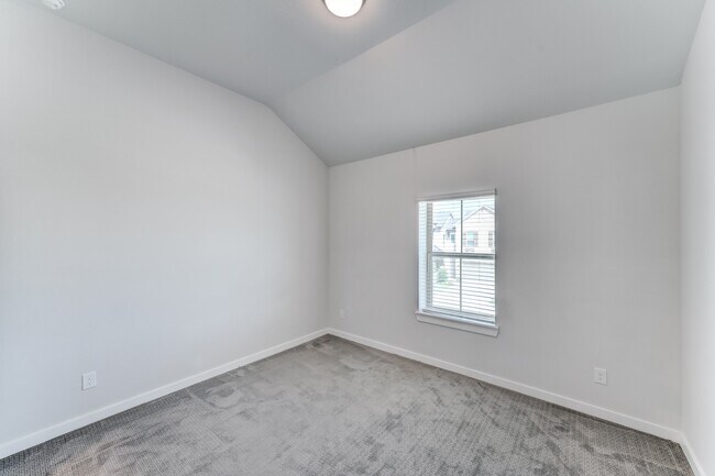 Building Photo - 6570 Scarlet Pond Ln
