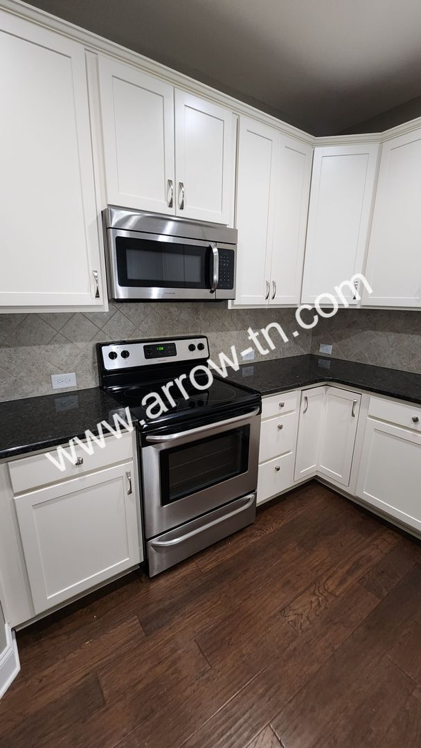 Building Photo - Fantastic End Unit Townhome in Franklin!