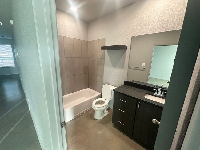 Building Photo - AVAILABLE NOW!