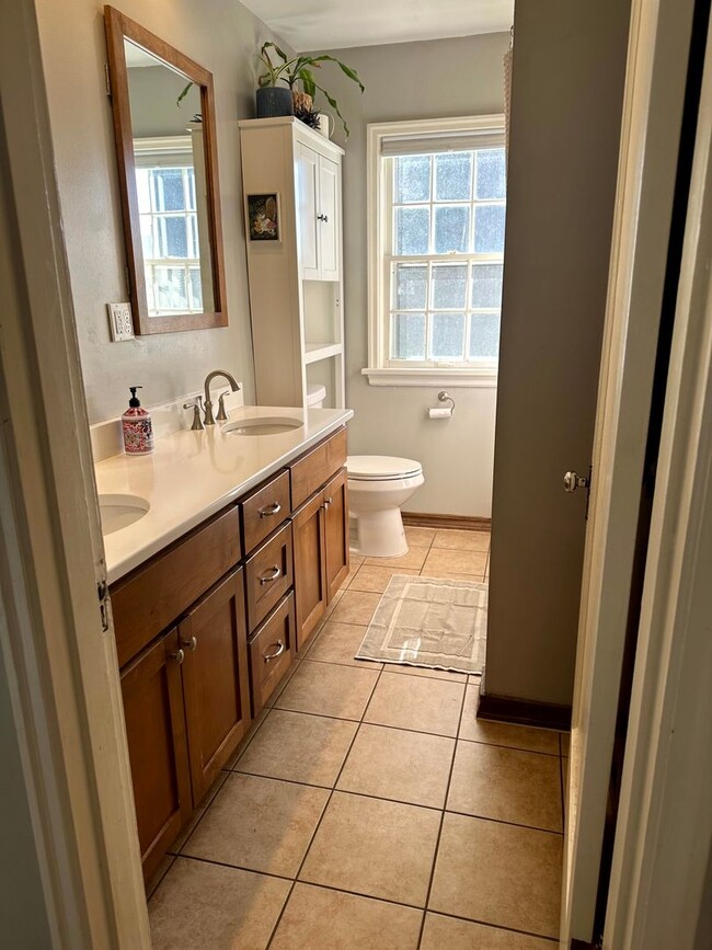 Building Photo - Charming Fully Furnished Bungalow Rental w...