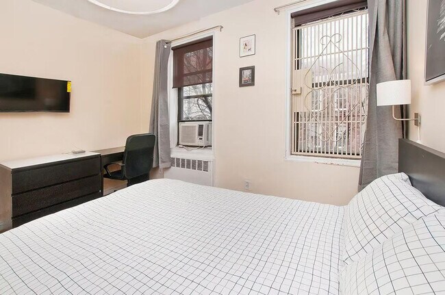 Building Photo - 236 E 80th St