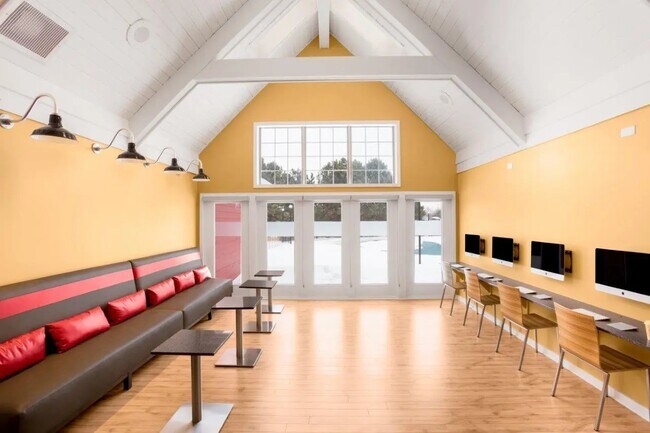 Building Photo - 4125 Chesapeake Dr