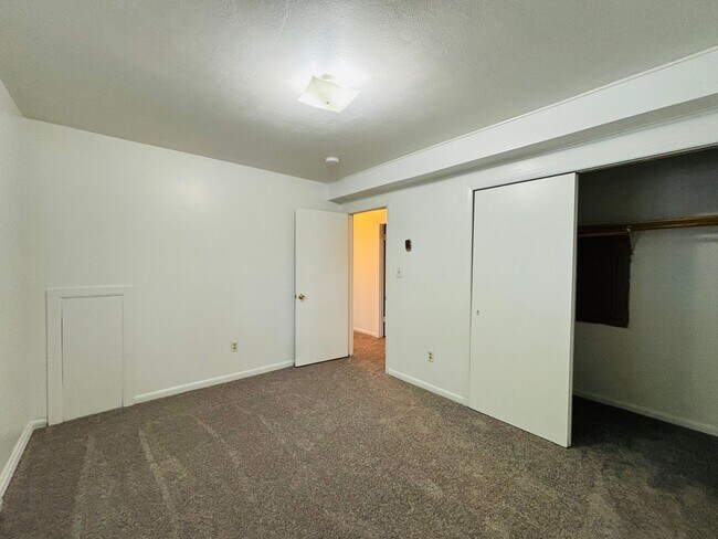Building Photo - 2 Bedroom, 1 Bath Apartment