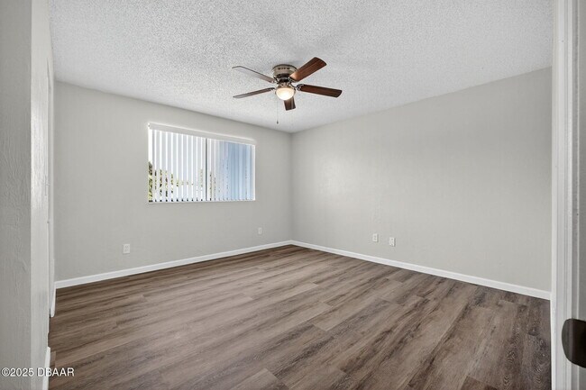 Building Photo - 168 W Sandalwood Ct