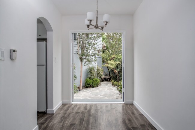 Building Photo - 2318 Beach Ave